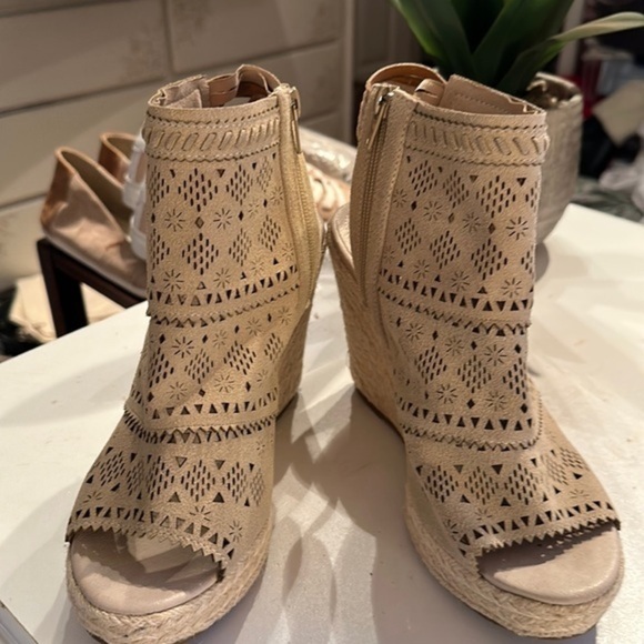 VERY G GLORIA LASER CUT WEDGES - GUC - SIZE 8.5 - Picture 2 of 15